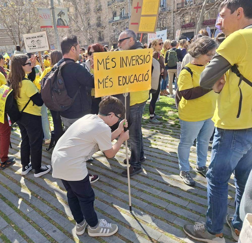 educacio 20032026 nen amb pancarta mes inversio 20260320 120844