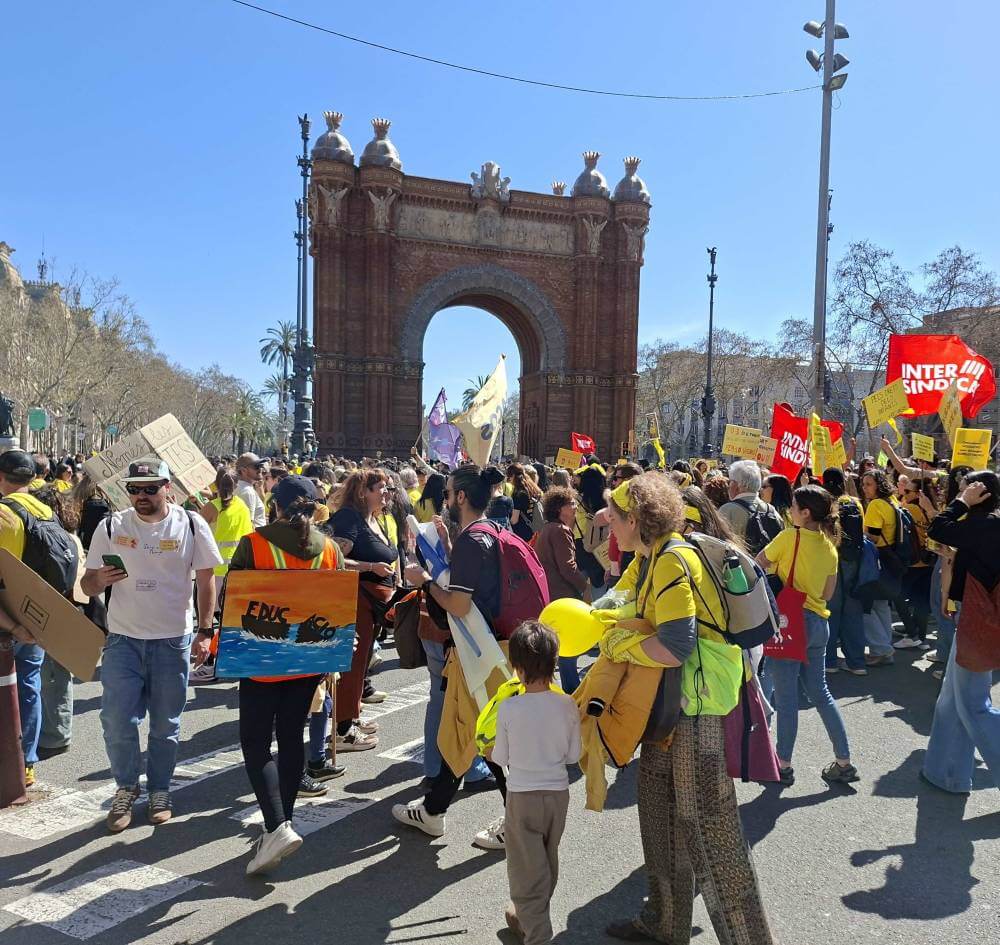 educacio 23032026 la manifesacio passant per lArc 20260320 132146