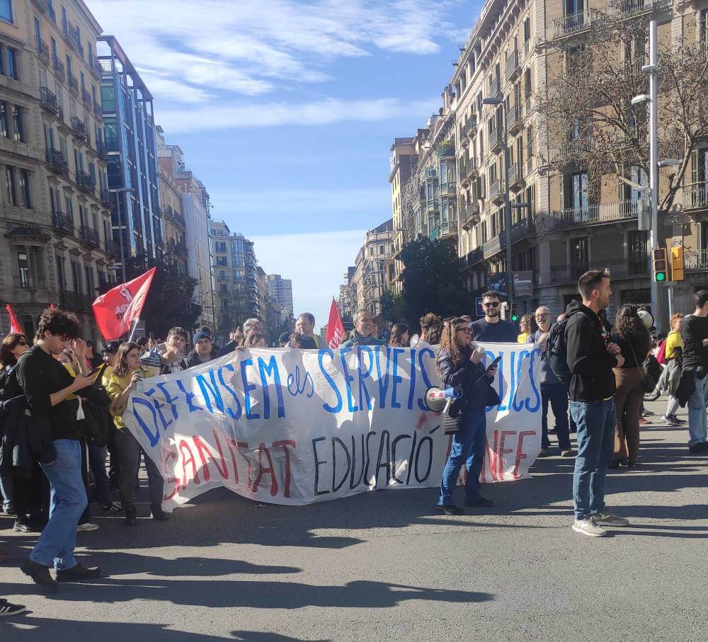 educacion 11022026 manifestacion pancarta passeig de gracia1770814163298