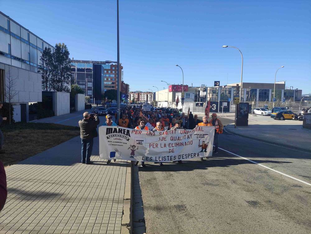 la marea pensionista junto a los estudios de TV3 en sant joan desp IMG 20231122 113353