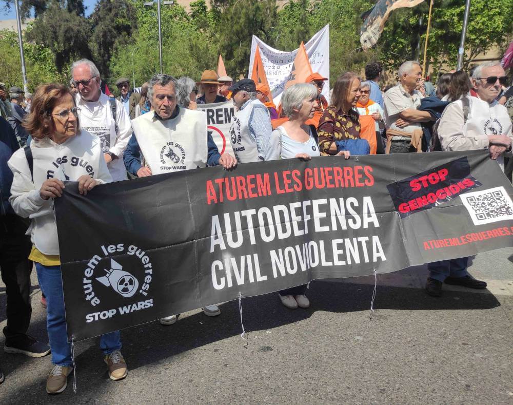 manifestaci contra la guerra 26042026 pancarta 1 1777222216200