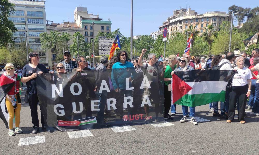 manifestaci contra la guerra 26042026 pancarta 2 1777222193011