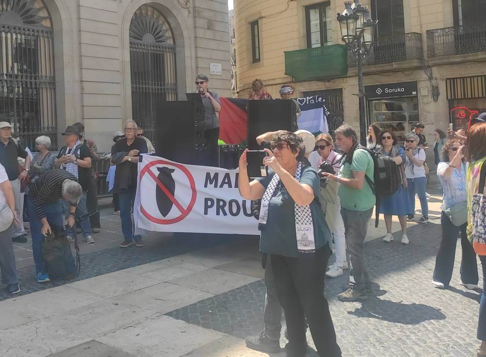manifestacio contra la guerra 26042026 discurs a la plaa sant jaume 1777228358620