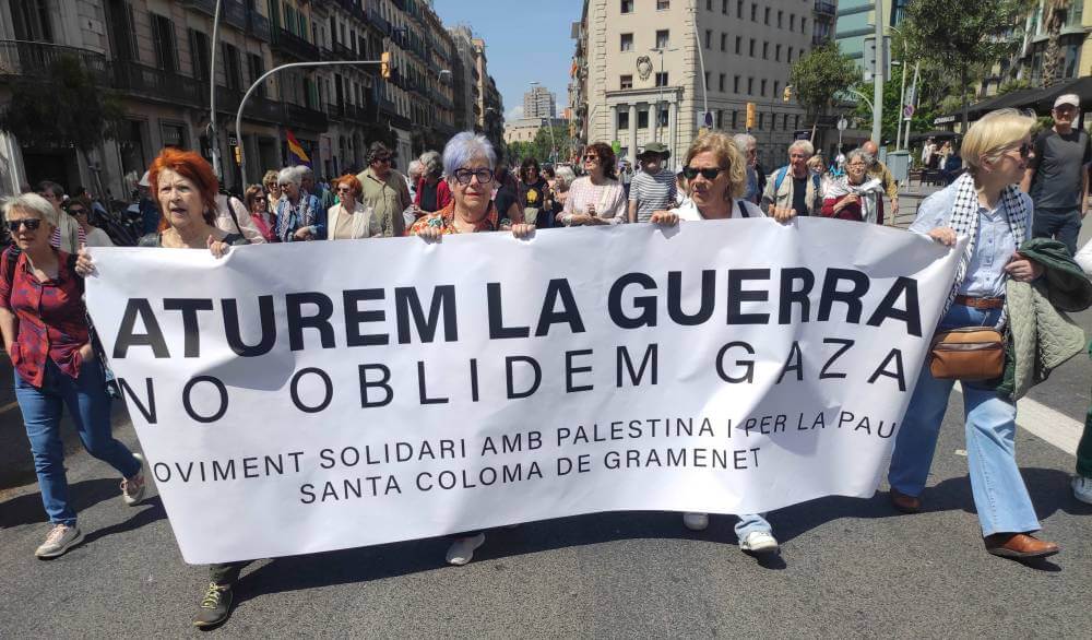 manifestacio contra la guerra 26042026 pancarta santa coloma 1777228405267