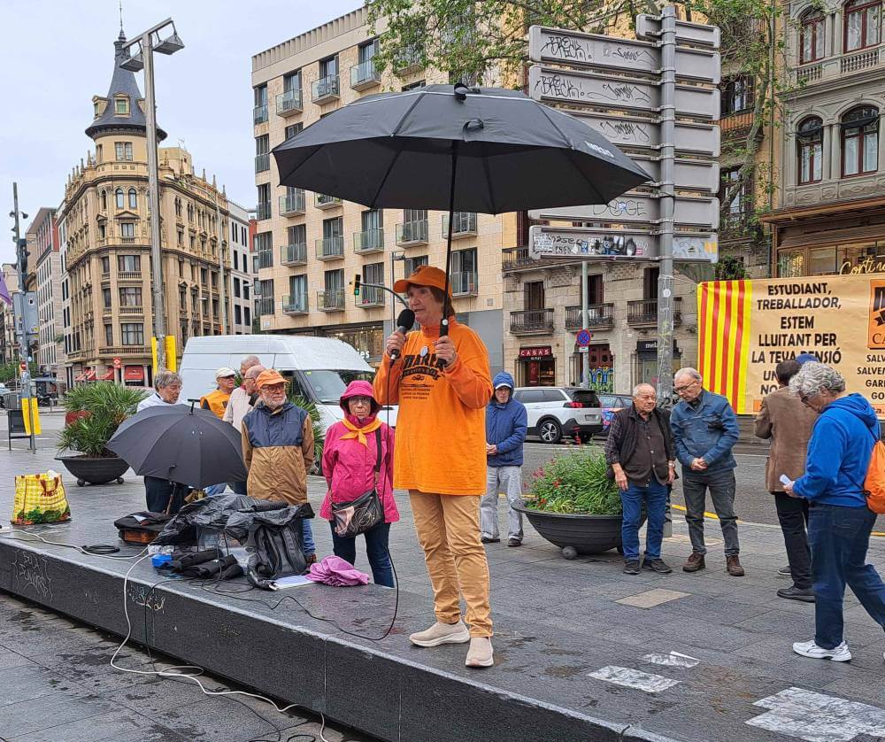 marea pensionista 13042026 CONCHI LEYENDO LA CARTA DE APOYO A DOS TRABAJADORES DEL METAL DE CADIZ20260413 102149