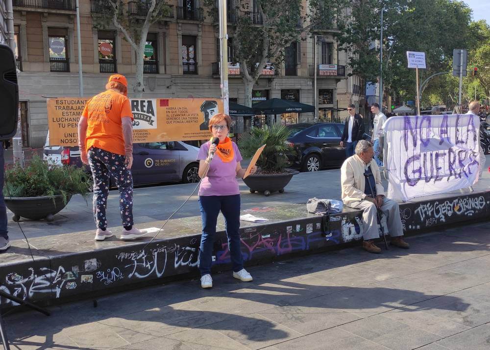 marea pensionista 13052024 la antonia leyendo el comunicado de mare pensionista en la plaza universidad 1715624762467 908 k