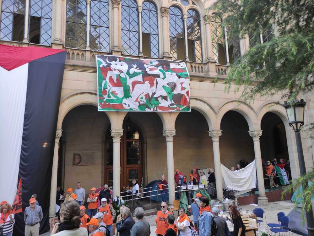 marea pensionista 13052024 pensionistas entrando en la universidad con sus pancartas 17156028087827133 1022 k
