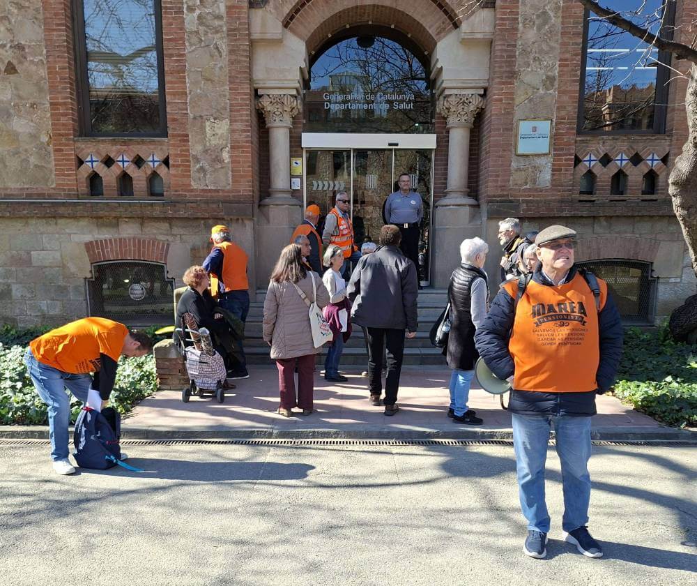 marea pensionista 23022026 jordi davant el departament de salut 20260223 115831