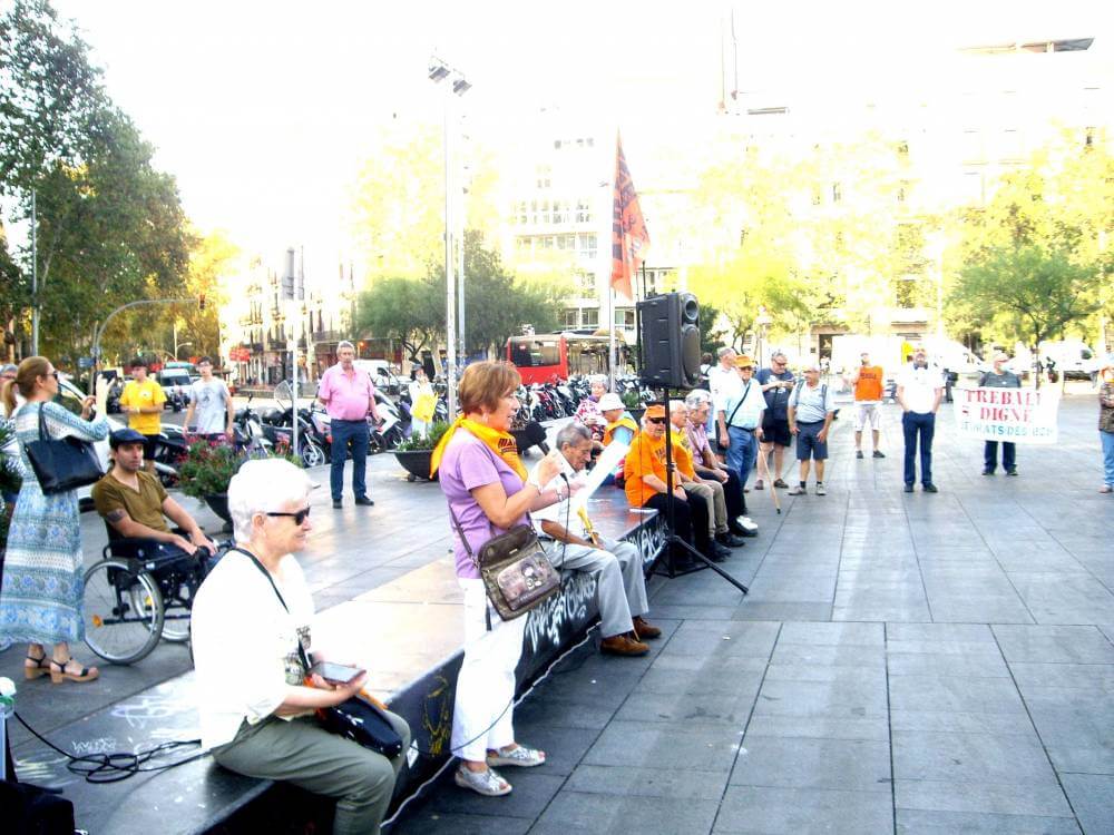 marea pensionista Antonia leyendo el comunicado menos un 55 por ciento impg 8399