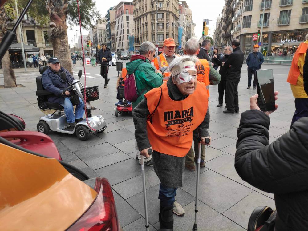 marea pensionista Lluisa amb la disfressa de malalta sense atencio medica IMG 20231127 095418