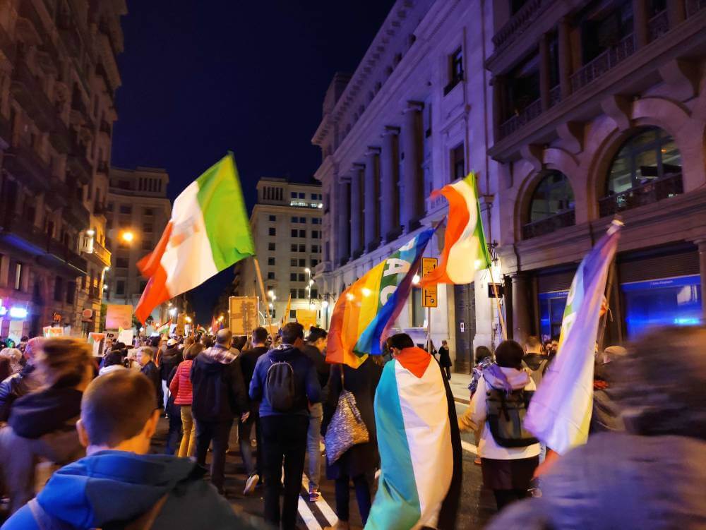 marea pensionista banderas lgtbi IMG 20231111 181552 dism 1009 k