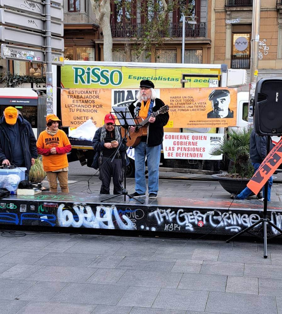 marea pensionista de catalunya Andres tocando y cantando al final de la concentracin 20231211 103730