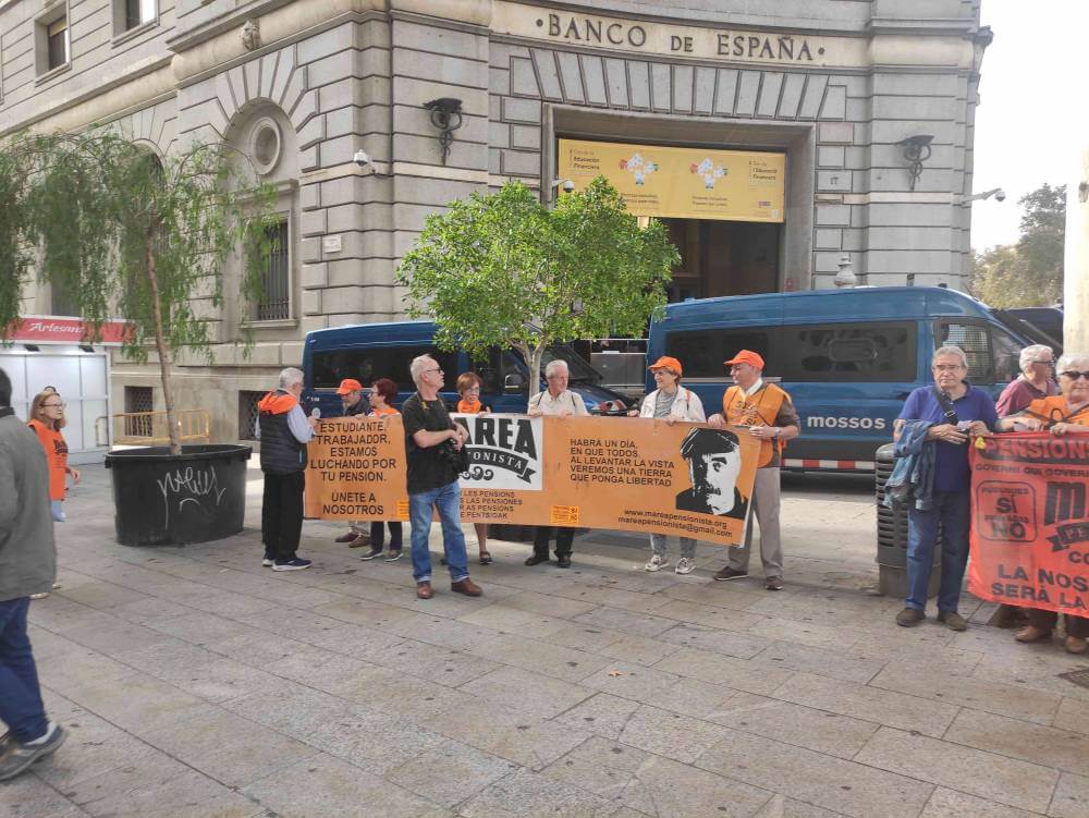 marea pensionista frente al banco de espaa IMG 20231023 1056453111 disminuida a 900 k