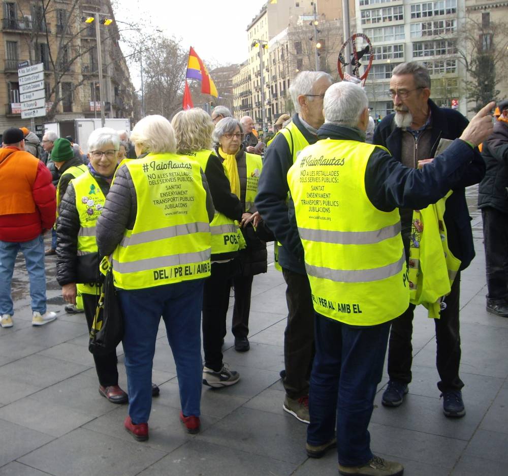 marea pensionista y los yayoflautas en la manifestacion en apoyo ciudadanos franceses IMGP7512