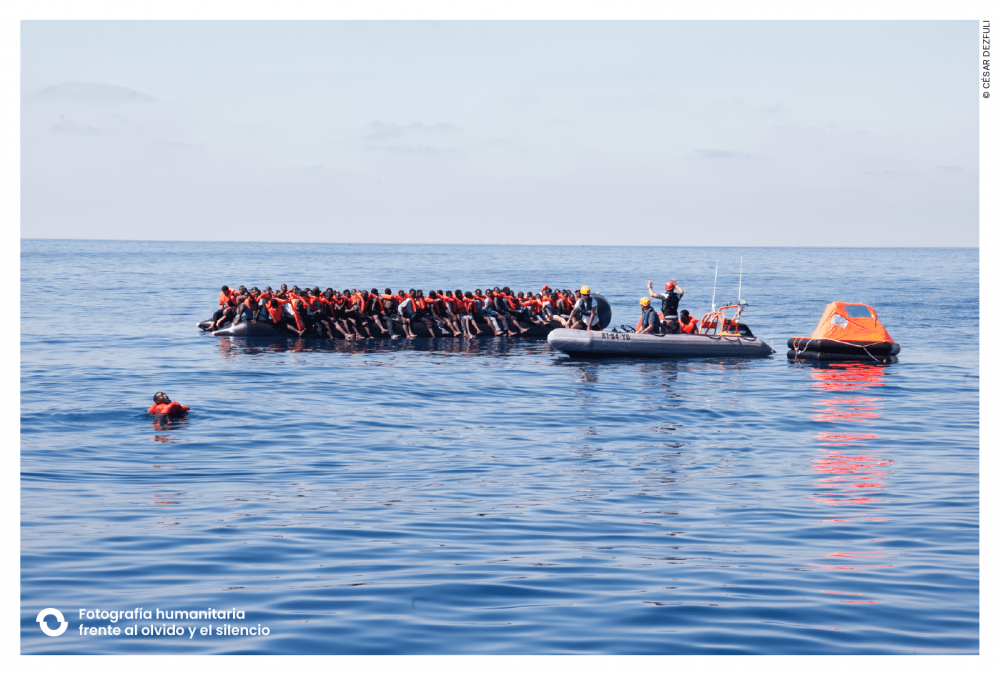 medicos sin fronteras imagen del auxilio de esta organizacion a una embarcacion en el mediterraneo