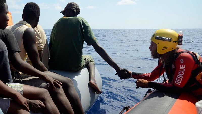 open arms dejen zarpar al barco junto al Aita Mari