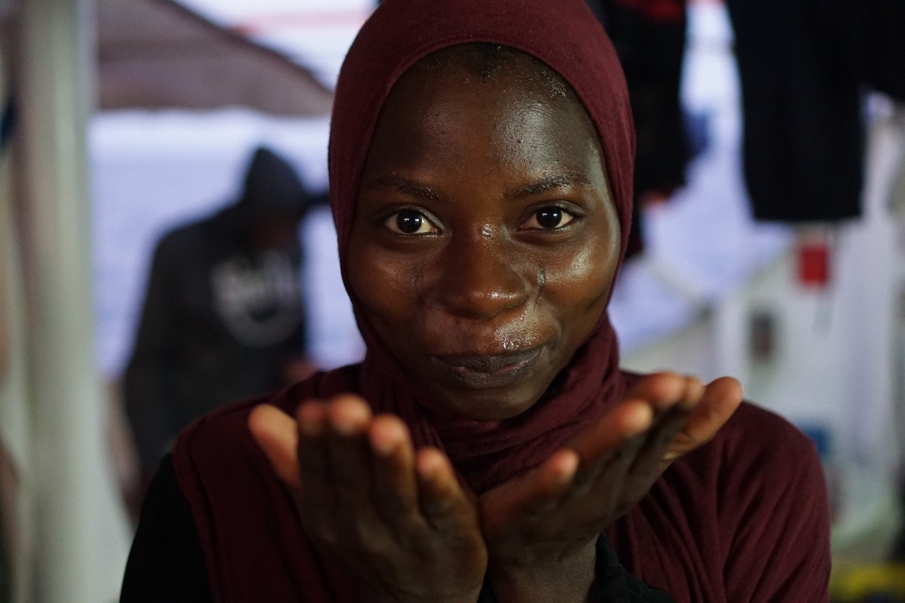 open arms foto de una mujer refugiada