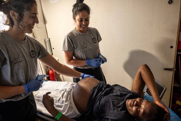 open arms Ara y Sara criminales del equipo medico de Open Arms haciendo una ecografia a una de las tres mujeres embarazadas rescatadas el pasado 12 de julio