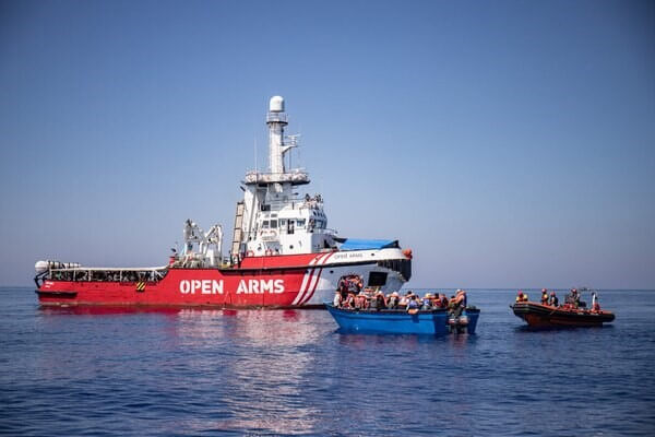open arms bloqueo de 20 dias y sancion de 10000 euros por salvar las vidas y llevarlas a un puerto italiano