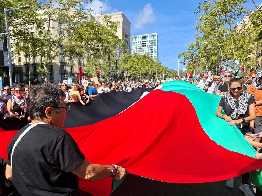 palestina 04102025 bandera gigante de palstina en la mani 20251004 122824