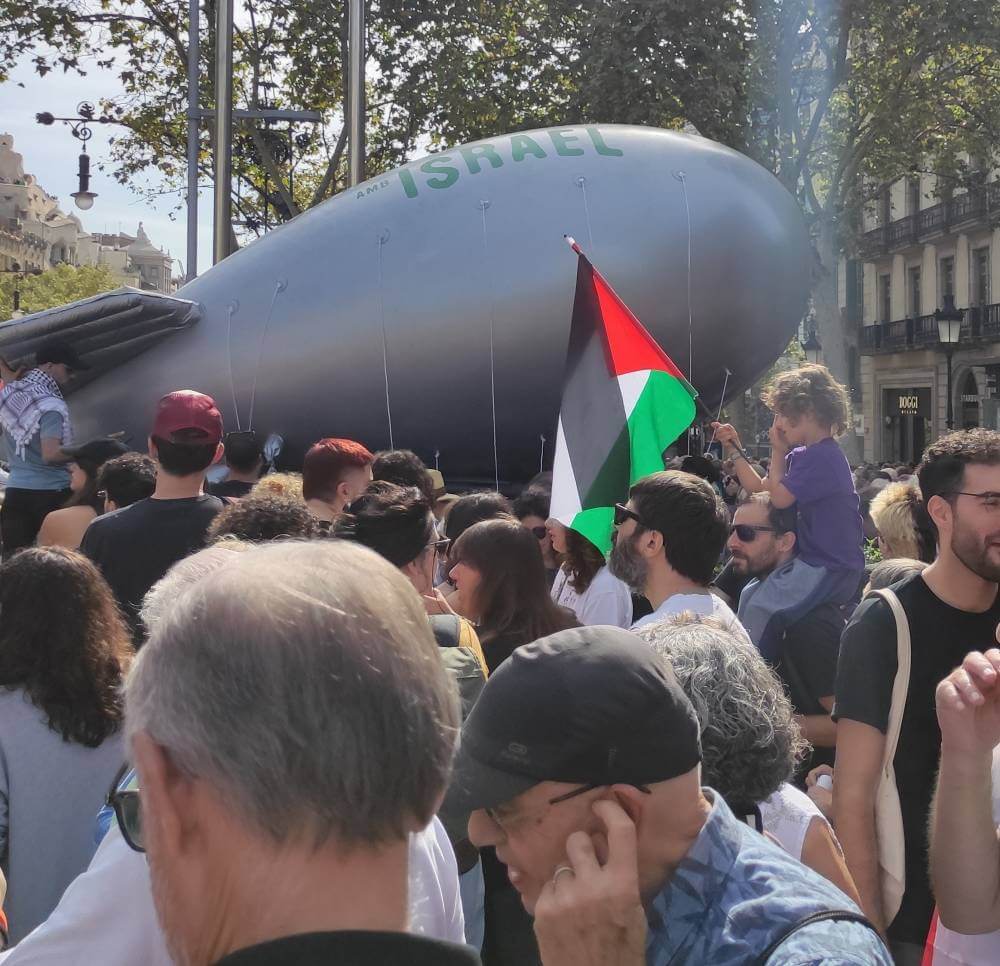 palestina 06102024 manifestantes i nia con una bandera i detras la bomba israeli 1728225815690 994 k
