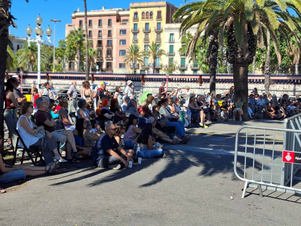 palestina 30082025 ciudadanos baceloneses presenciando acto en elpuerto en solidaridad co Gaza 20250830 1141250