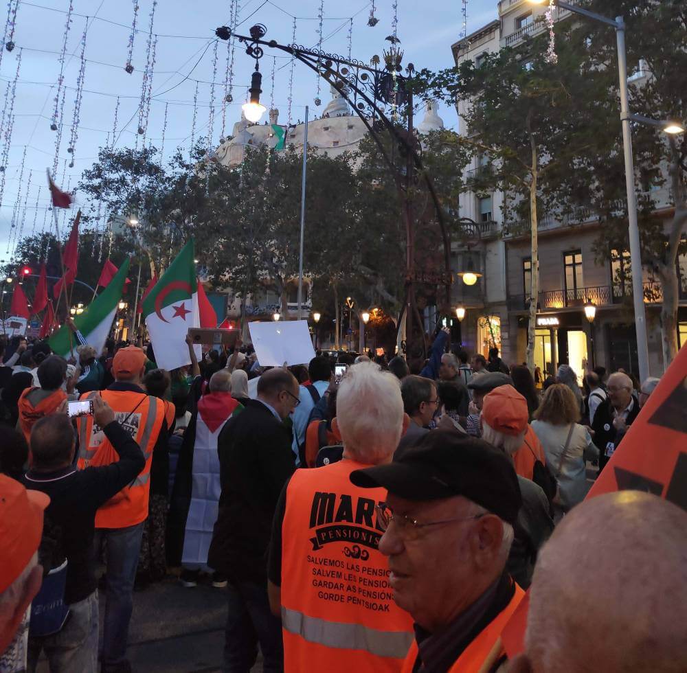 palestina libre marea pensionista viendo como cuelgan una bandera de palestina en el edificio IMG 20231021 1910372943 disminuido 900 k