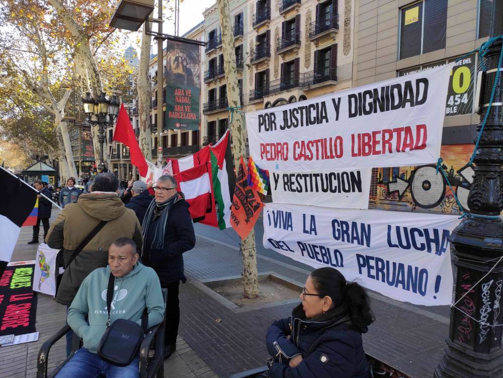 peru insurgente 24122023 luis castaeda junto a las pancartas de justicia y dignidad IMG 20231224 125930disminuida a 1014 