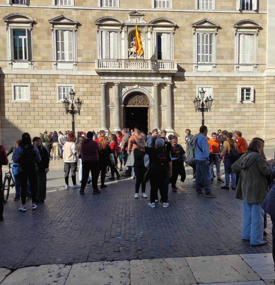 residencia Joan XXIII grupo de familiares reunidos en la plaza Sant Jaume de Barcelona 963 k