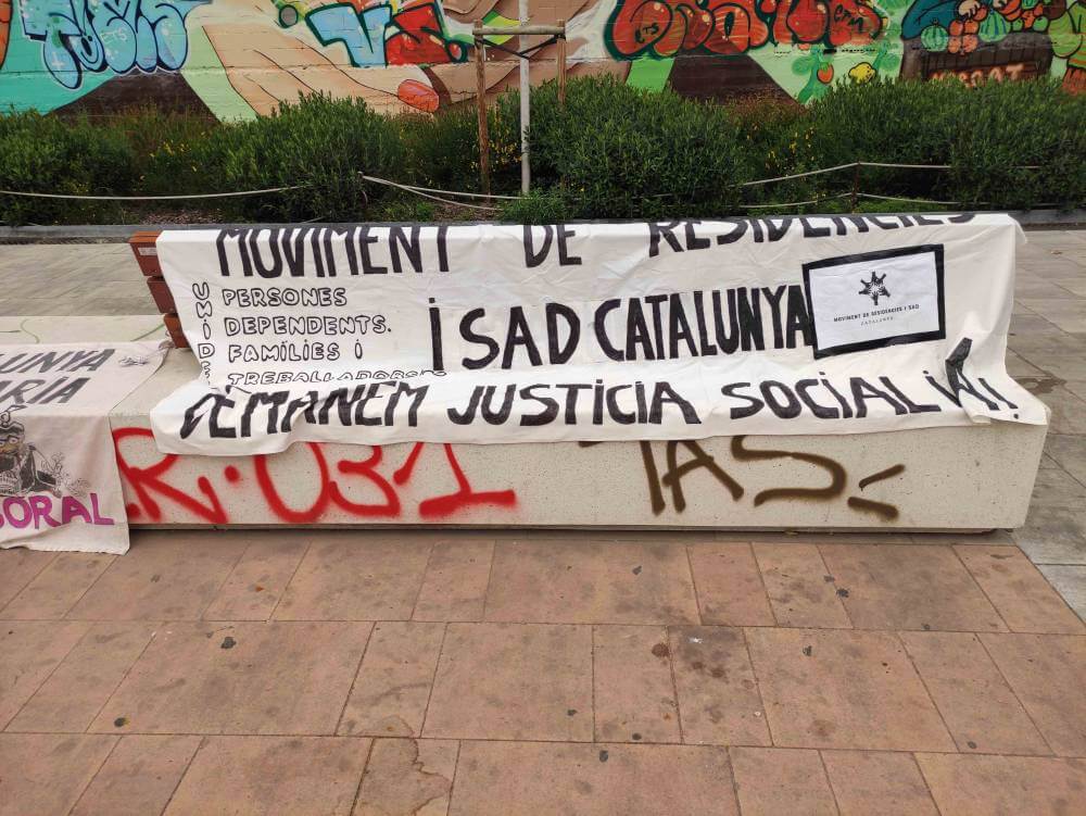sanitat 07042024 pancarta sad en un banco de la pau 17124952399365155 disminuido a 986 k