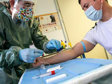 satse un enfermero de atencion primaria toma una muestra de sangre de un joven en plena crisis del covid 19 novedades