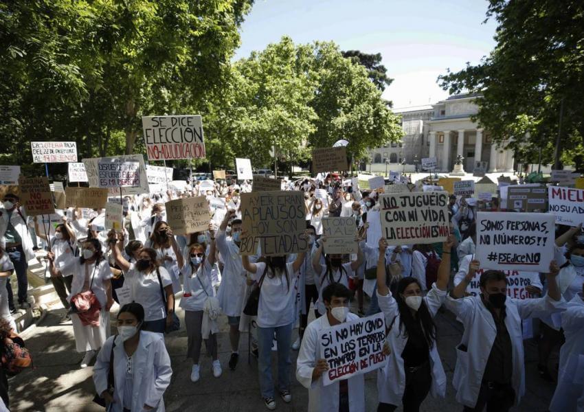 sindicat metges de catalunya internos residentes mir protestan a las puertas del ministerio de sanidad en madrid este martes efe javier lizon