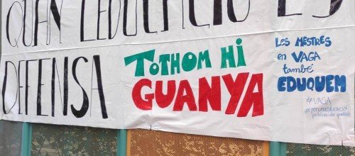 Educadores, professores de Sant Martí de Provençals indignades i en vaga.