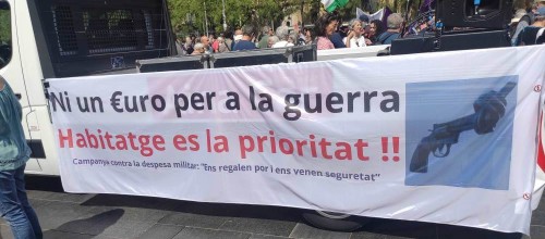 MILERS DE MANIFESTANTS CRIDEN UN CONTUNDENT NO A LA GUERRA, NO AL REARMAMENT, NO A L'OTAN I PROU COMPLICITAT AMB ISRAEL, PELS CARRERS DE BARCELONA.