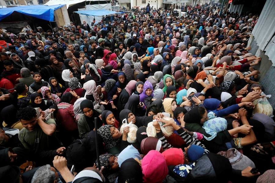 unrwa palestinos recogiendo un poco de pan 29 11 2024