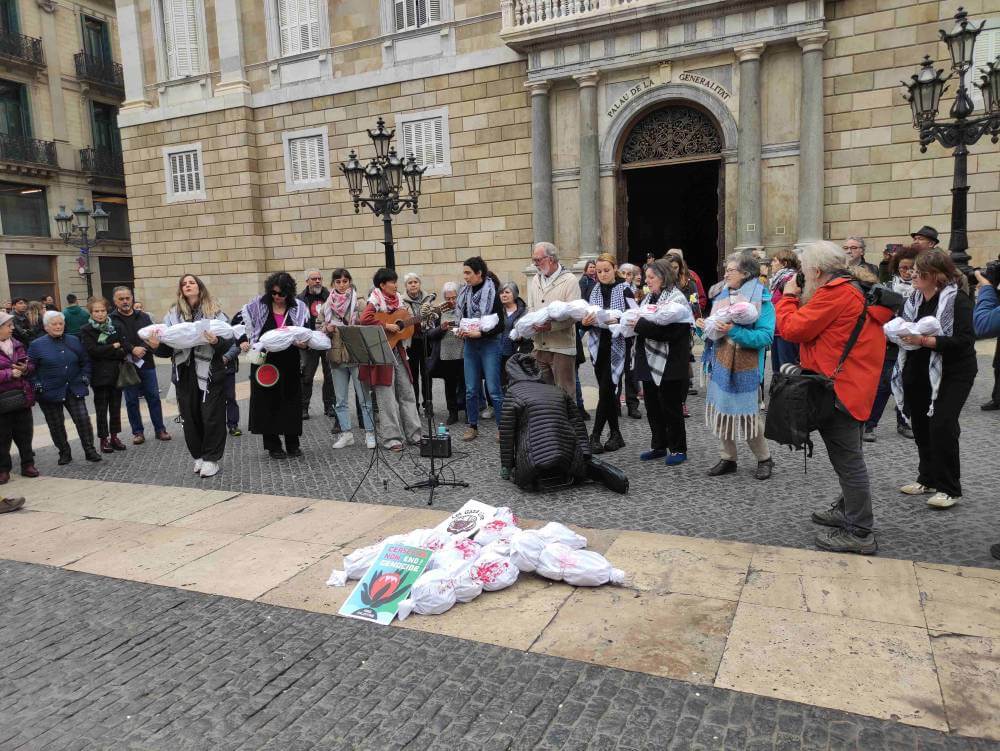 vaga de fam 16022024 els vaguistes portant entre els seus braos nens morts palestins simbolcis1708172889498 disminuido a 993