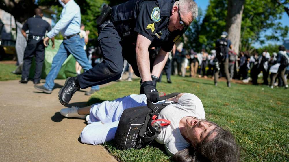 world socialist web site un policia detiene a un estudiante en a universidad por manifestarse a favor de Palestina