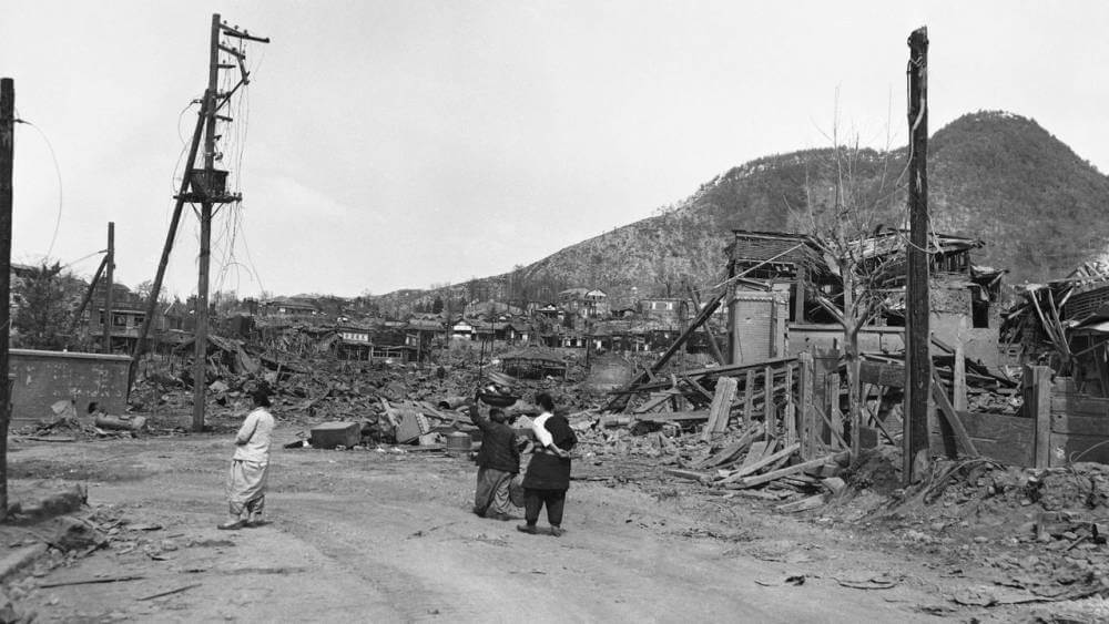 world socialist web site una anciana con sus posesiones mundanas sobre la cabeza se adentra enlas calles de Chunchon