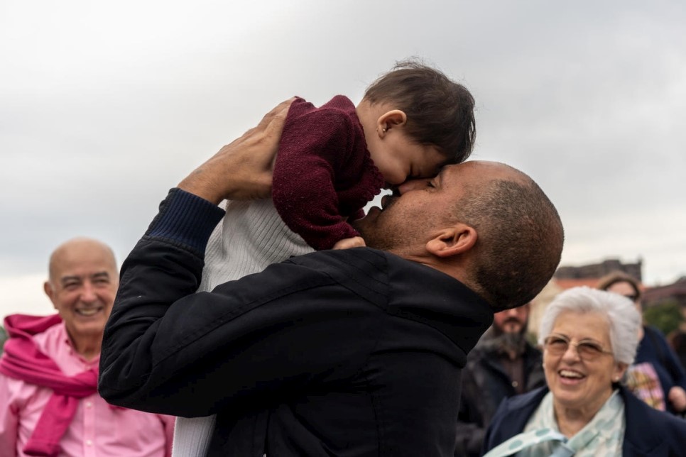 ACNUR el refugiado sirio Minwar sostiene en brazos a sus hija menjor Sham