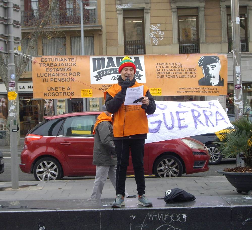 Marea pensionista Zara leyendo un comunicado de la COESPE sobre planes de pensiones de empleo IMGP7484