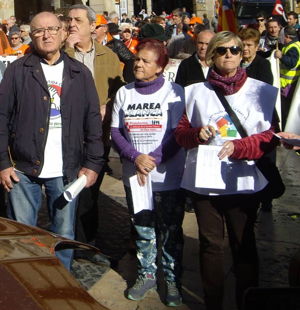 Mari Carmen de Marea Blanca al mig de limatge entre la representant de les residencies i IMGP7801