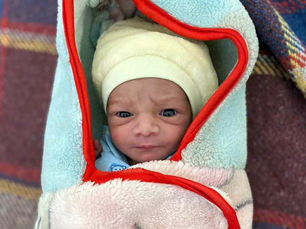 Metges sense fronteres bebe recien nacido en Yemen 2022
