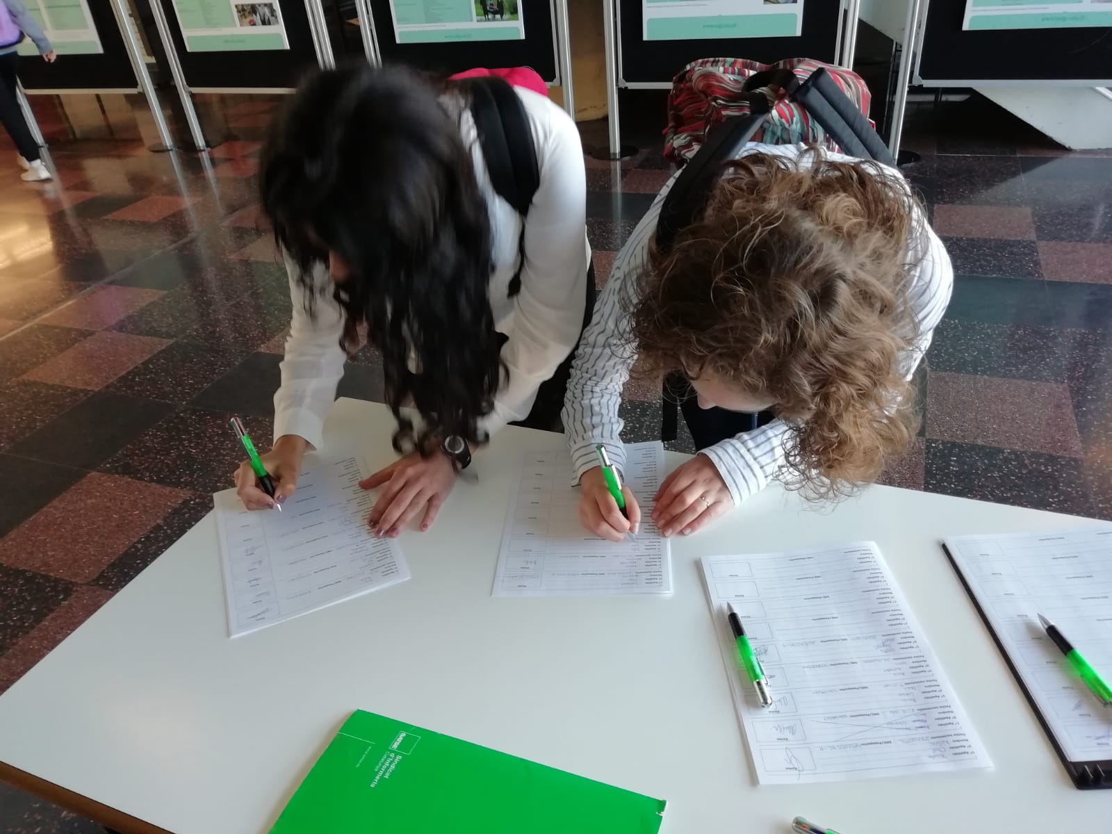 facultat infermeria UDG foto del sindicat SATSE recollint signatures ILP